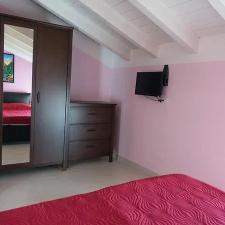 Viole, Cozy Attic Set In The Old Town Next To The Arona