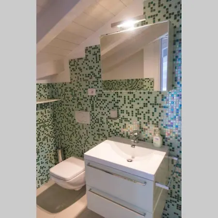 Viole, Cozy Attic Set In The Old Town Next To The Apartmán Arona