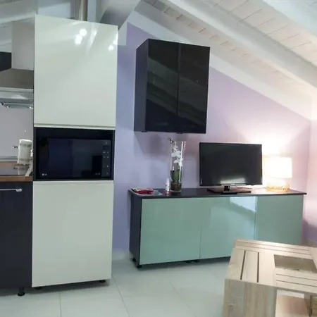 Viole, Cozy Attic Set In The Old Town Next To The Apartmán Arona